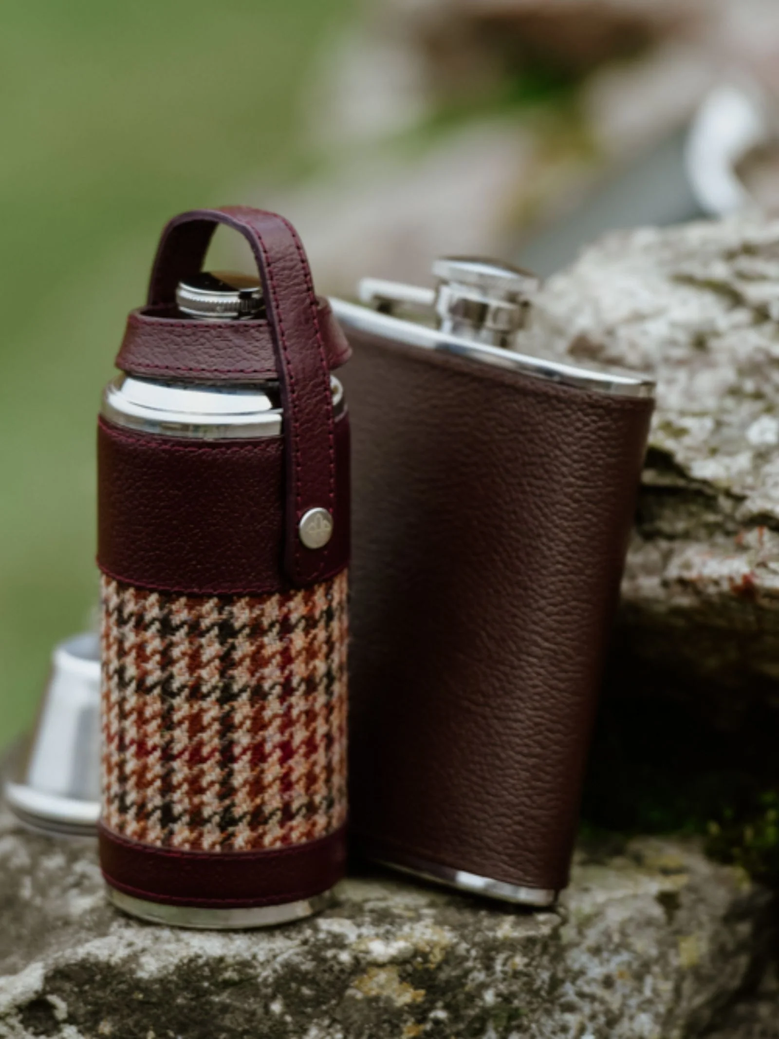 8oz Bordeaux Hunter Flask - Image 4